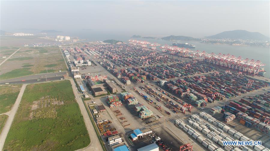Porto de Shanghai bate recorde de movimenta??o de contêineres em 2017