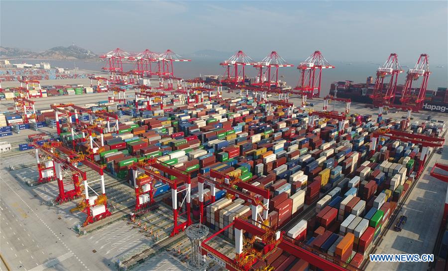 Porto de Shanghai bate recorde de movimenta??o de contêineres em 2017