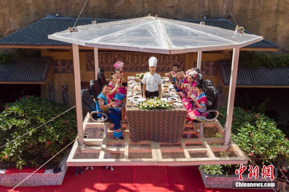 Guilin: Turistas apreciam macarr?o de arroz em restaurante suspenso