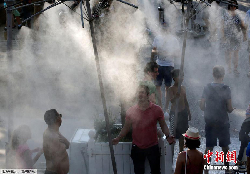 Europeus recorrem a diversos meios para combater vaga de calor
