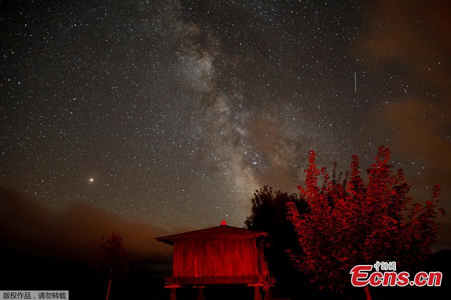 Chuva de meteoros ilumina o céu do mundo inteiro