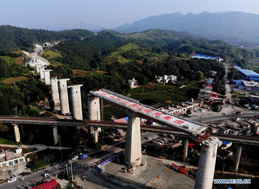 Ponte ferroviária Nanjing-Xi'an conclui constru??o de rota??o