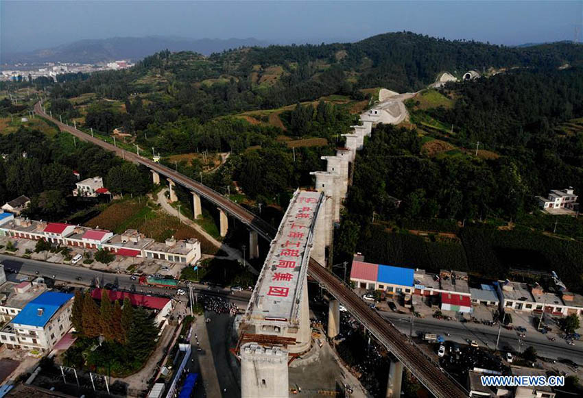 Ponte ferroviária Nanjing-Xi'an conclui constru??o de rota??o