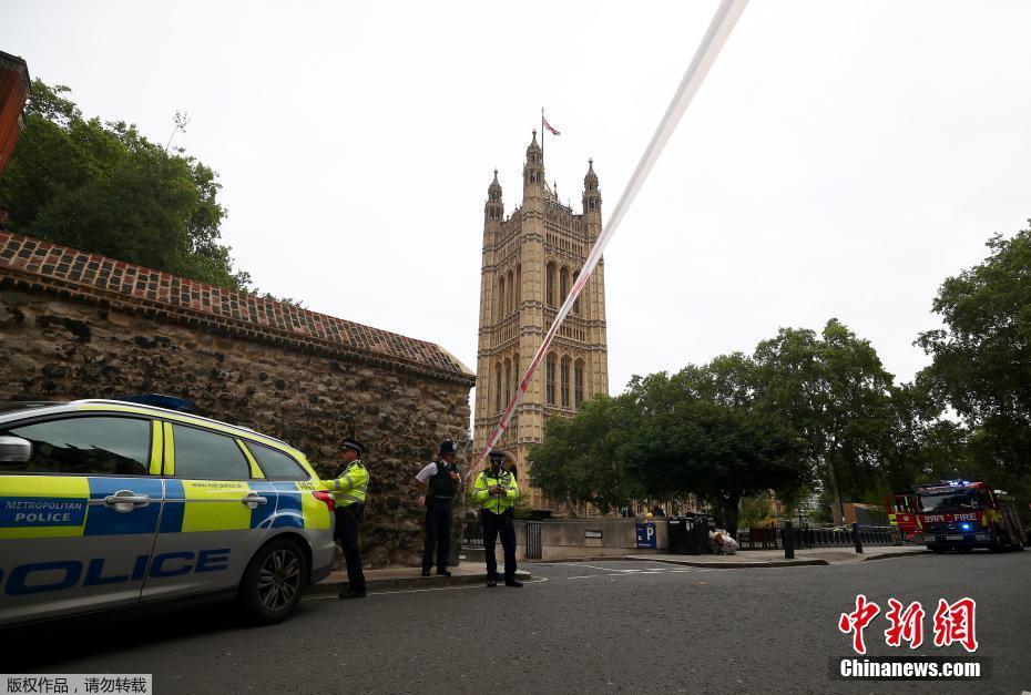 Atropelamento em frente ao Parlamento britanico deixa vários feridos
