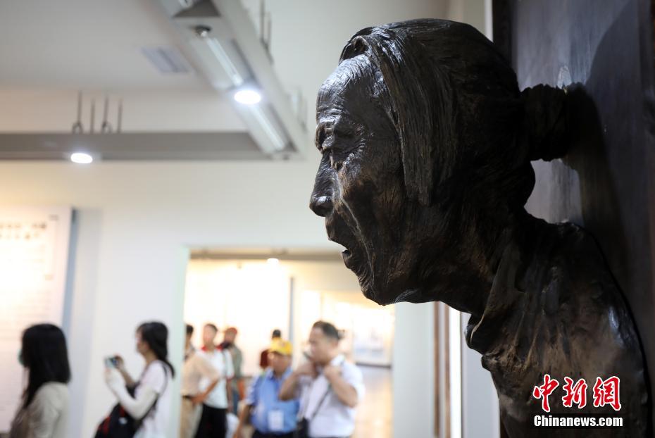 Galeria: Cidad?os visitam museu em memória das “mulheres de conforto” em Nanjing