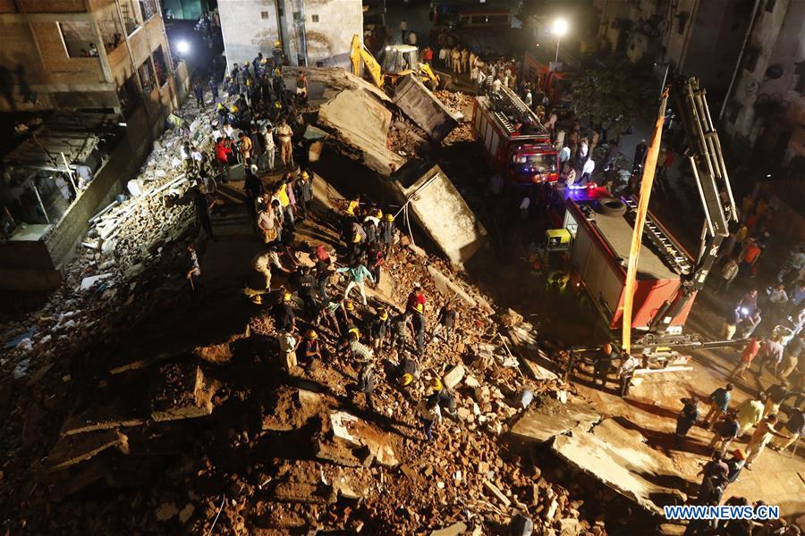 Pelo menos dez pessoas presas nos escombros após colapso de um edifício na índia