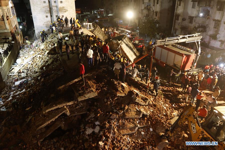Pelo menos dez pessoas presas nos escombros após colapso de um edifício na índia