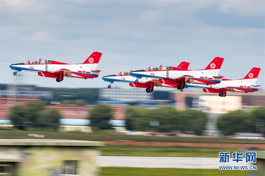For?a Aérea da China realiza atividades temáticas abertas ao público