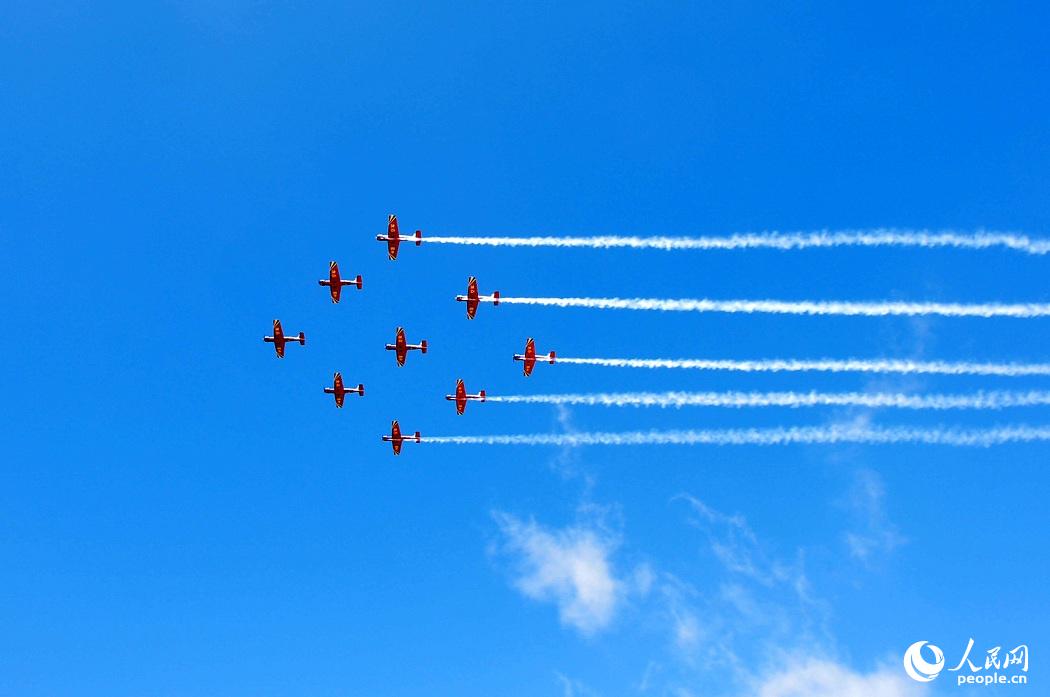 For?a Aérea do ELP realiza exercícios abertos ao público em Changchun