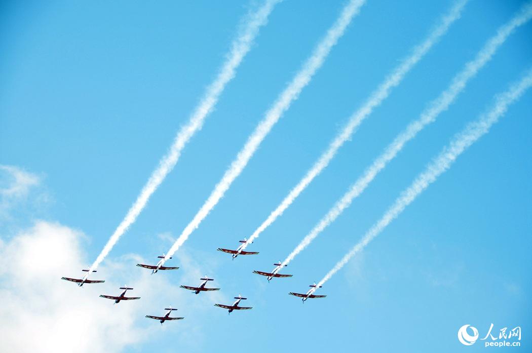 For?a Aérea do ELP realiza exercícios abertos ao público em Changchun