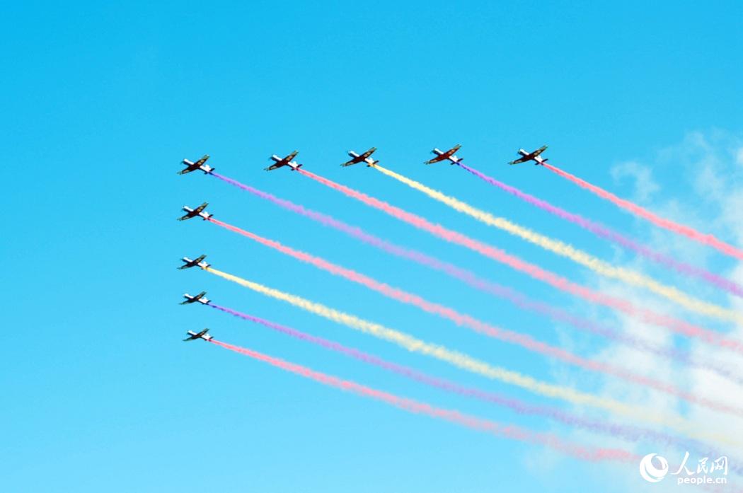 For?a Aérea do ELP realiza exercícios abertos ao público em Changchun