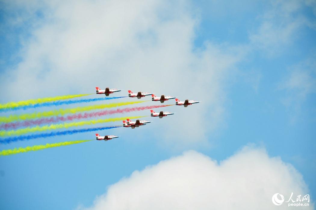 For?a Aérea do ELP realiza exercícios abertos ao público em Changchun