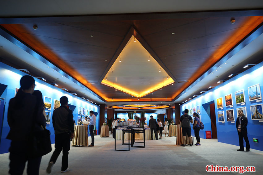 Exibi??o de fotografias “áfrica a Cores” apresentada no centro de imprensa do FOCAC