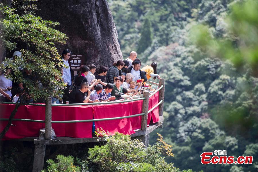 Galeria: Restaurante construído em penhasco inaugurado em Zhejiang