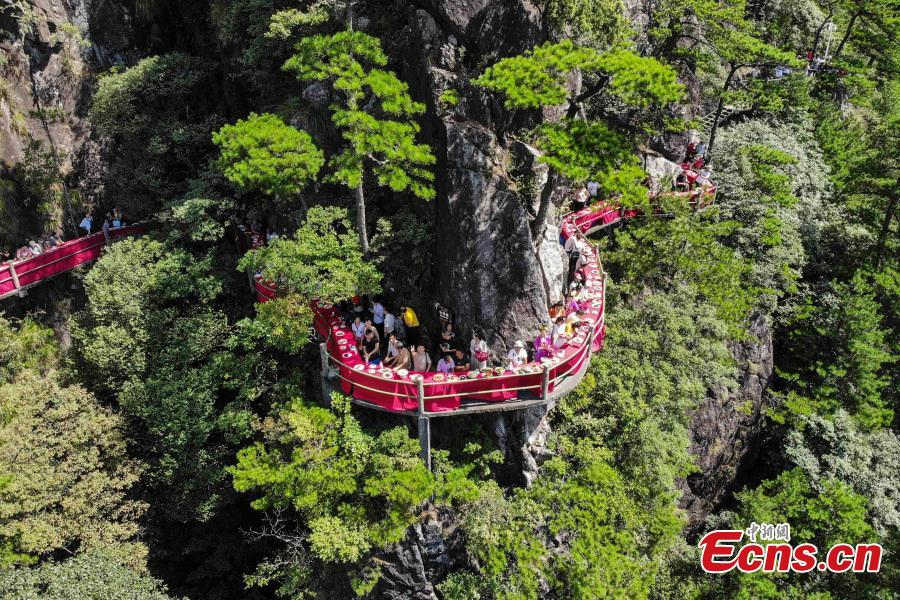Galeria: Restaurante construído em penhasco inaugurado em Zhejiang