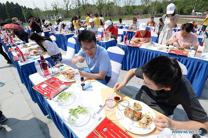 Turistas degustam caranguejos em festival do lago Yangcheng 
