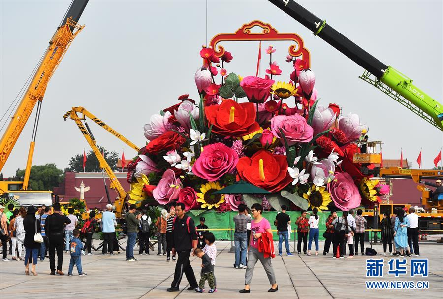 Pra?a Tian'anmen decorada com flores para o Dia Nacional da China