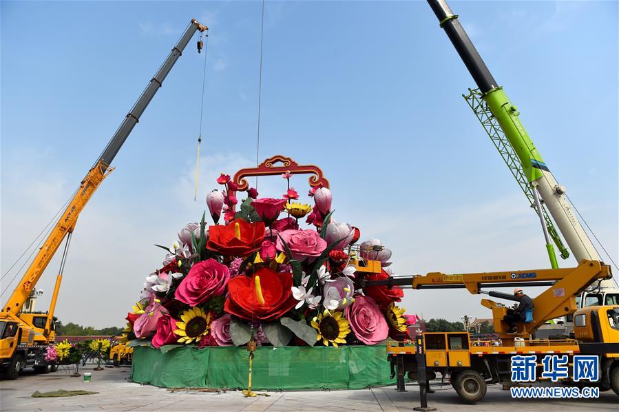 Pra?a Tian'anmen decorada com flores para o Dia Nacional da China