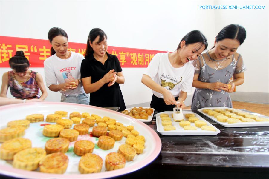 Chineses celebram Festival da Lua fazendo bolos da lua