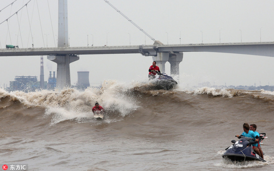Galeria: Centenas de surfistas participam em competi??o no rio Qiantang