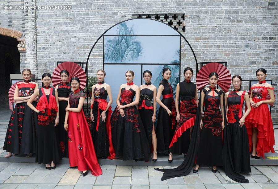 Competi??o de design de cheongsam em Sichuan