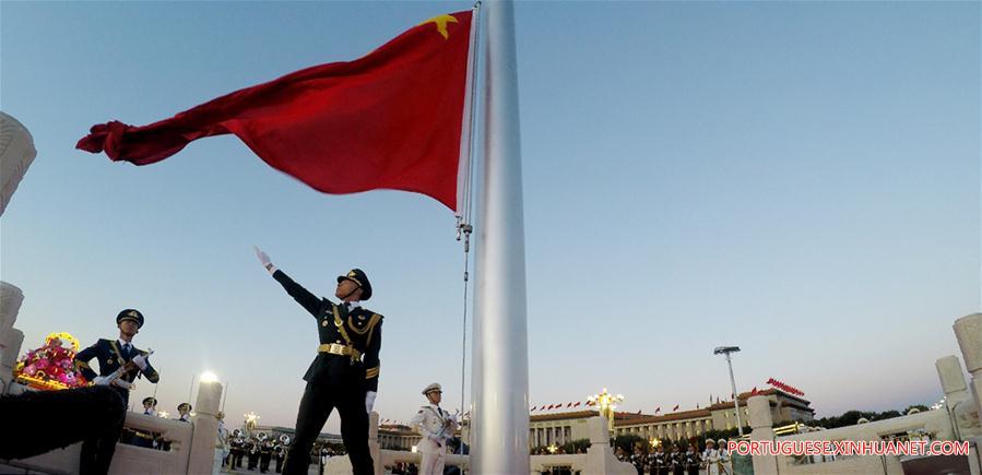 Cerim?nia de hasteamento da bandeira celebra Dia Nacional em Beijing