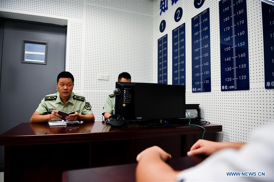 Galeria: Policiais em atividade na fronteira de Jiangsu