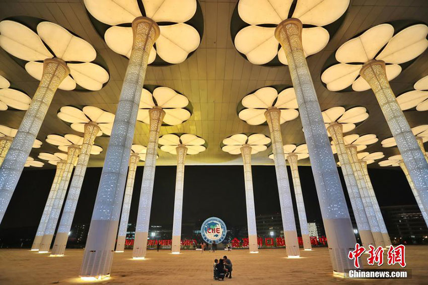 Ilumina??o temática da primeira CIIE entra na fase final de testes