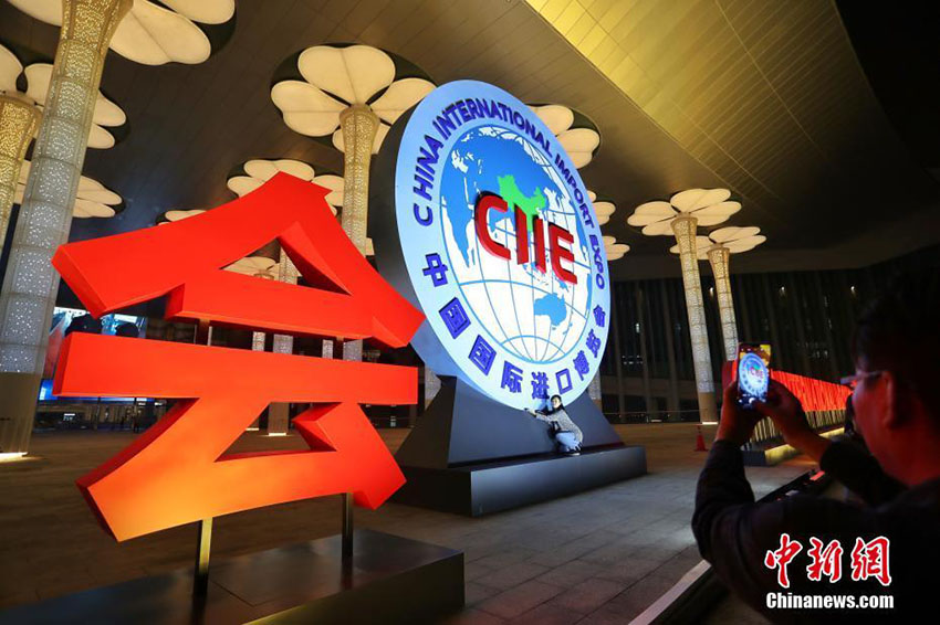 Ilumina??o temática da primeira CIIE entra na fase final de testes