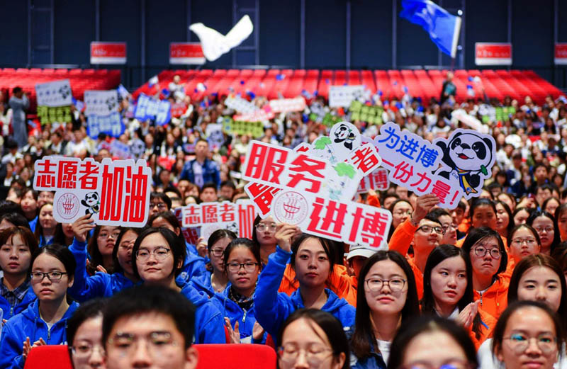 Mais de 5 mil voluntários come?am a trabalhar na Exposi??o Internacional de Importa??o da China