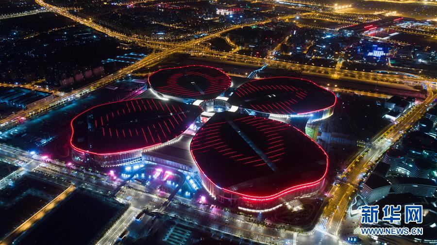 Galeria: Panorama noturno do Centro Nacional de Exibi??es e Conven??es de Shanghai