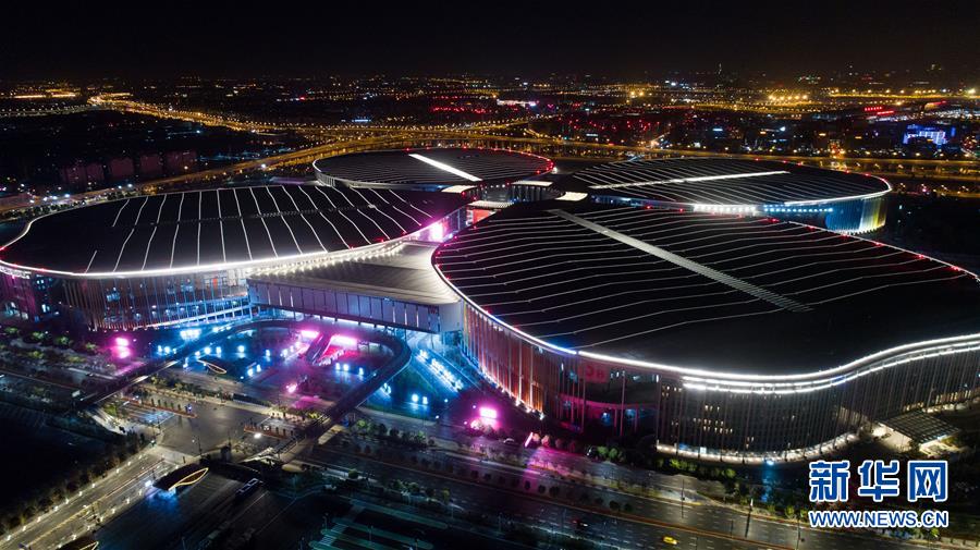Galeria: Panorama noturno do Centro Nacional de Exibi??es e Conven??es de Shanghai