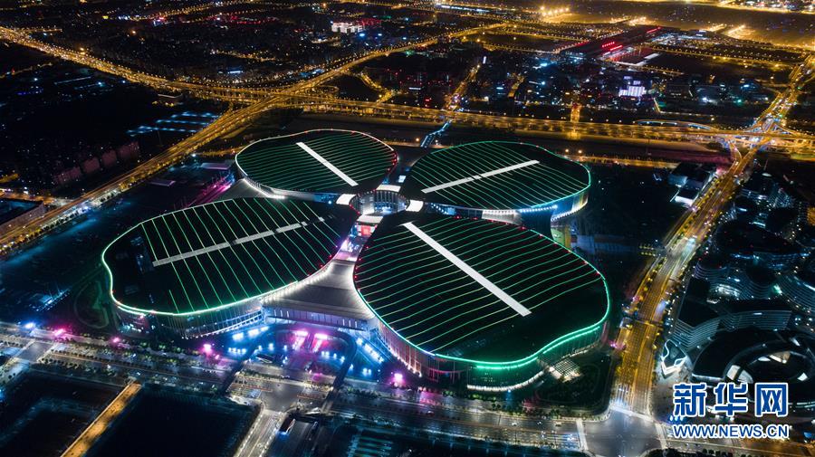 Galeria: Panorama noturno do Centro Nacional de Exibi??es e Conven??es de Shanghai