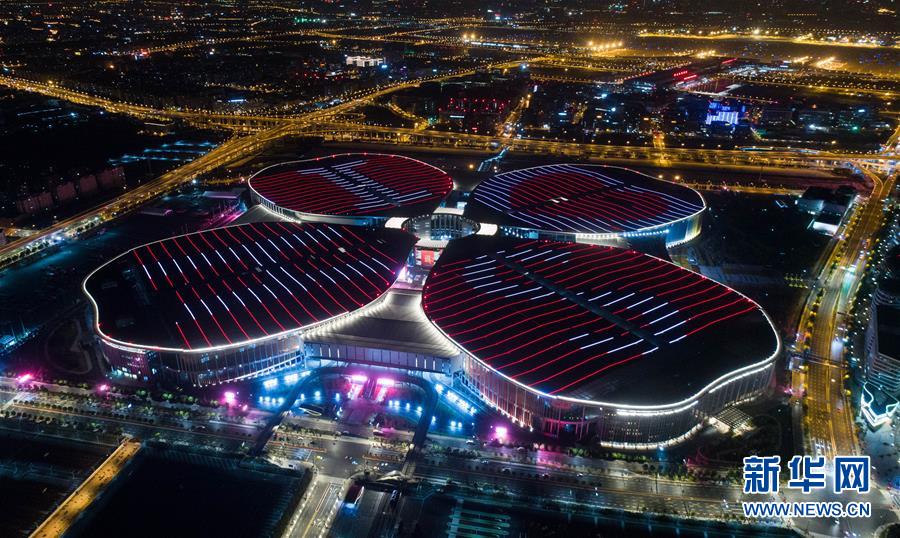 Galeria: Panorama noturno do Centro Nacional de Exibi??es e Conven??es de Shanghai