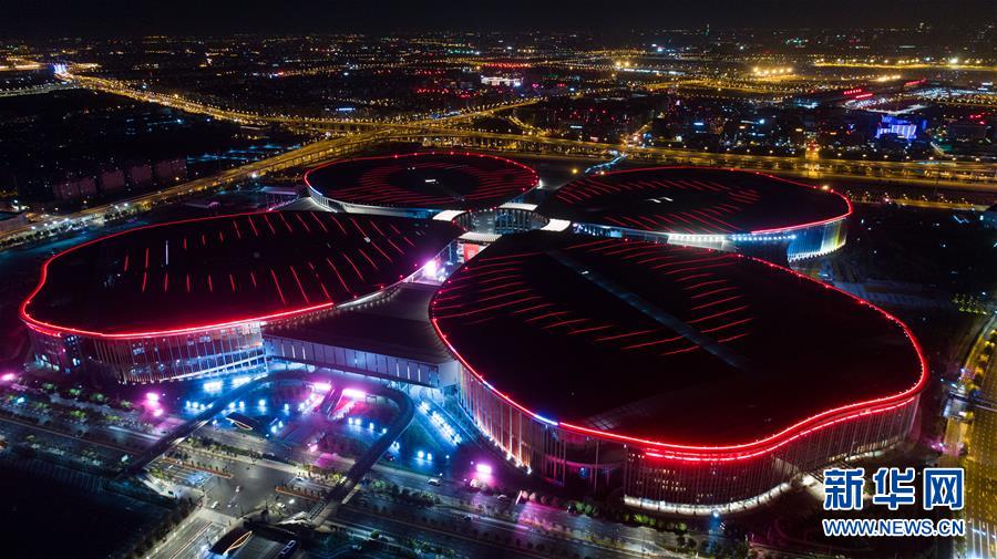 Galeria: Panorama noturno do Centro Nacional de Exibi??es e Conven??es de Shanghai