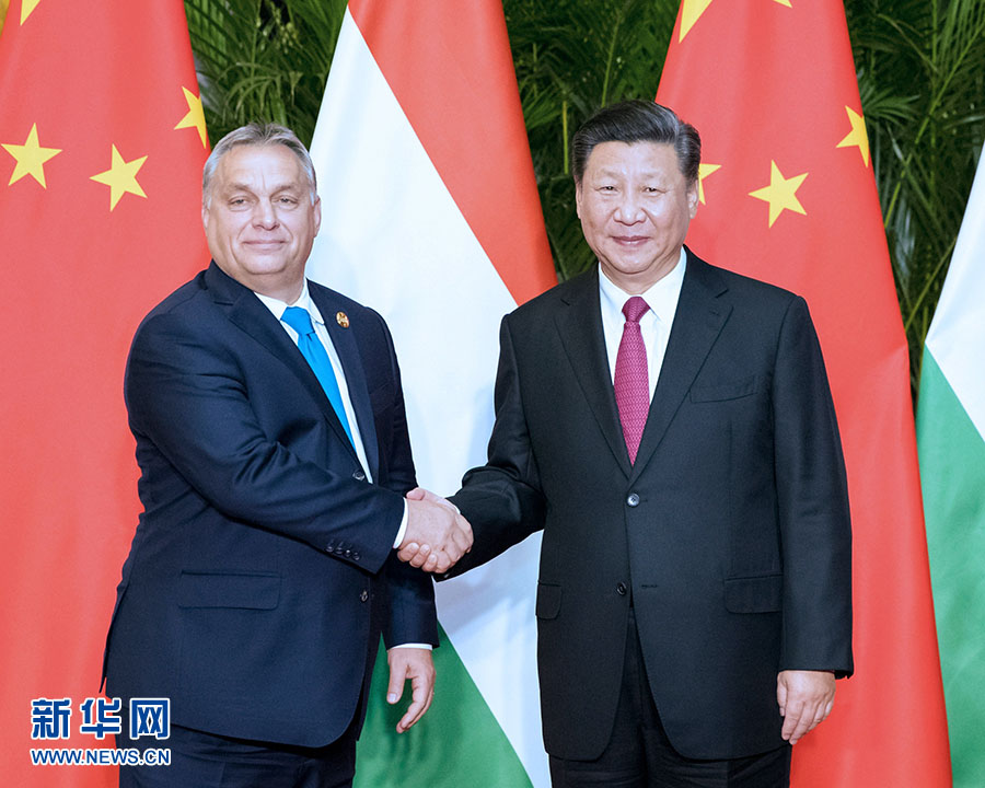 Xi reúne-se em Shanghai com primeiro-ministro da Hungria