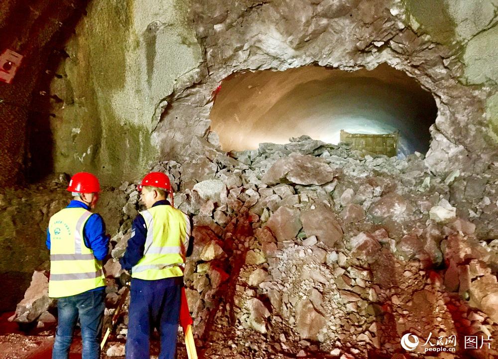 Concluída constru??o do túnel de metr? submarino mais profundo da China
