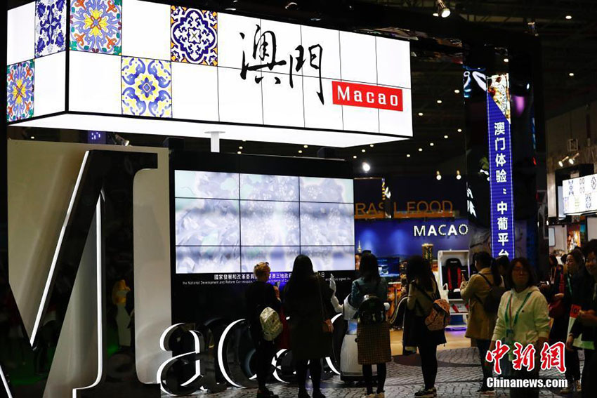 Estande de uma empresa de alimentos de Macau na primeira Exposi??o Internacional de Importa??o da China.