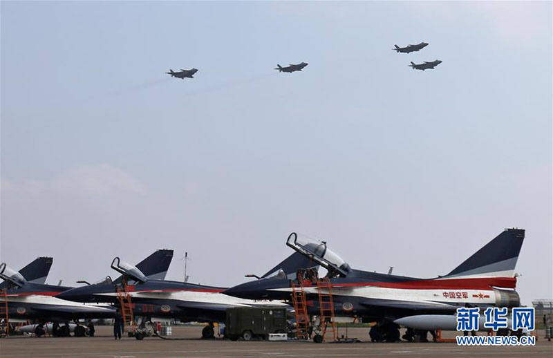 Galeria: Ca?as J-20 participam no Airshow China