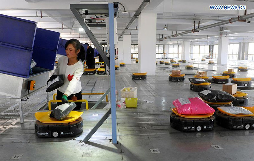 Galeria: Rob?s procedem à triagem de embalagens em Anhui para Dia dos Solteiros