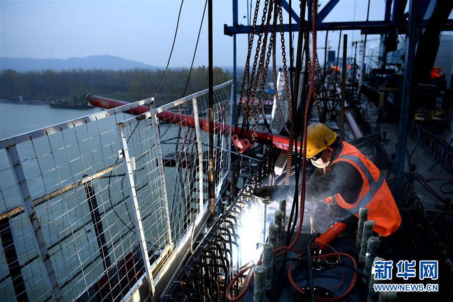 China conclui constru??o da ponte sobre o rio Huaihe em Anhui