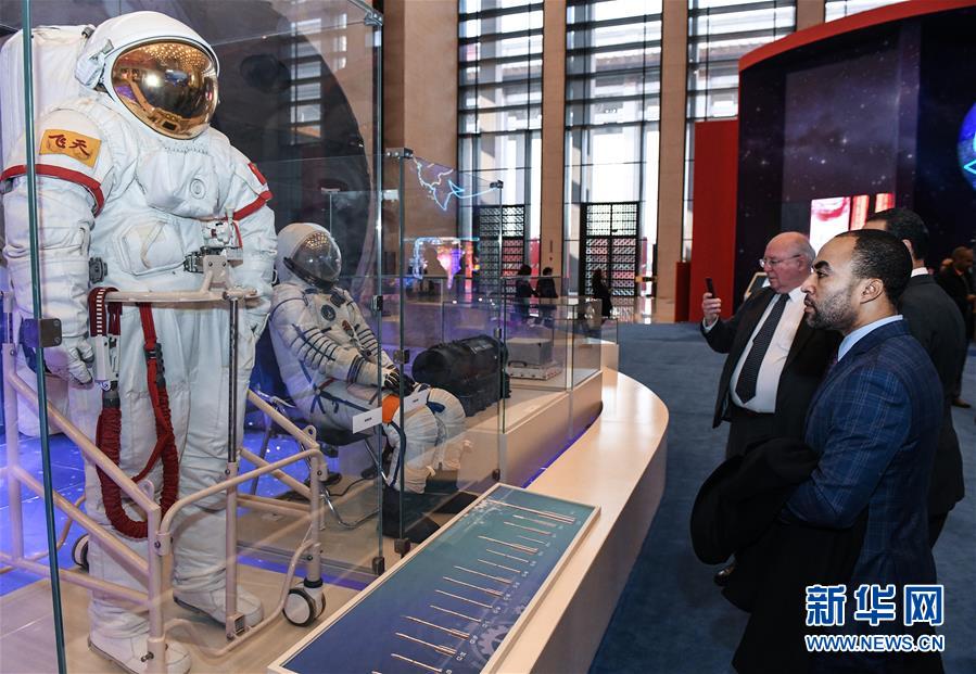 Exibi??o em homenagem aos 40 anos da reforma e abertura recebe visitantes estrangeiros
