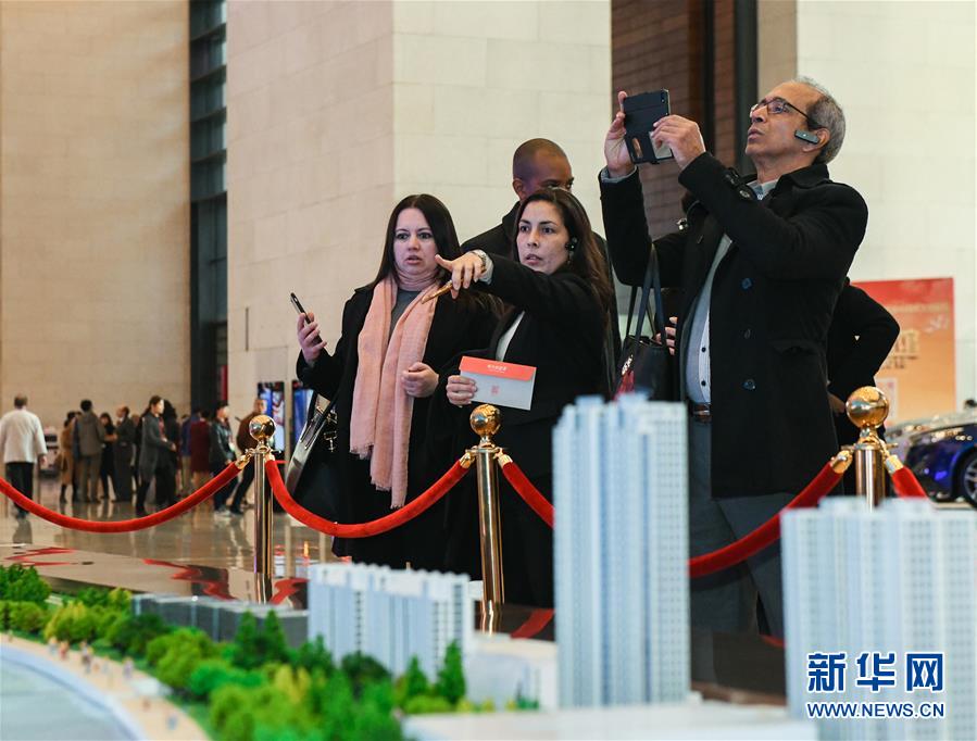 Exibi??o em homenagem aos 40 anos da reforma e abertura recebe visitantes estrangeiros