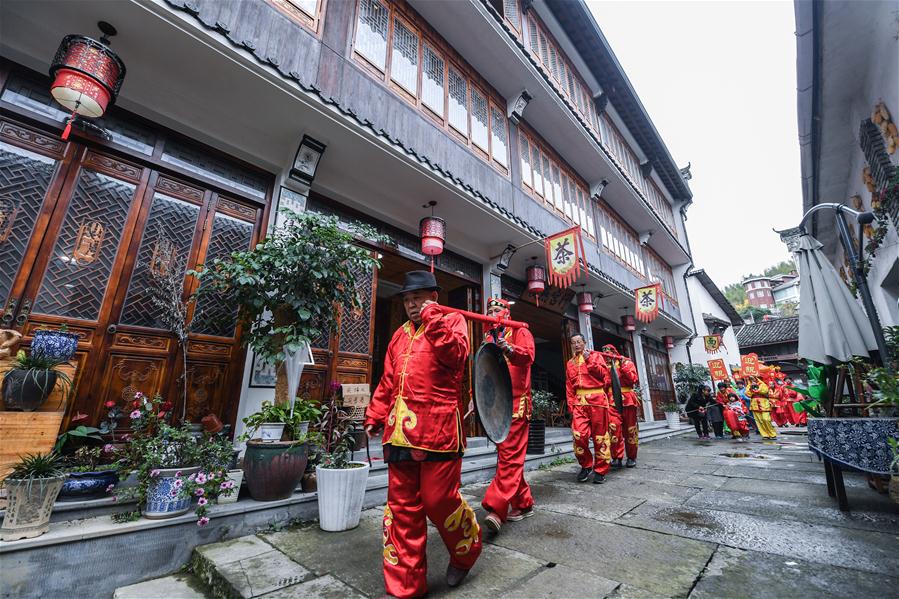 Feira do templo na antiga vila Heqiao em Zhejiang