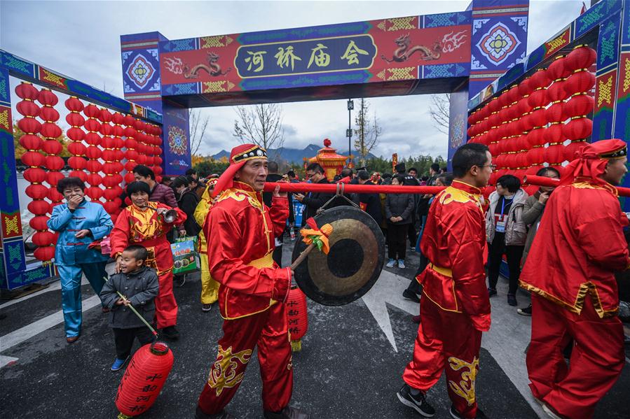 Feira do templo na antiga vila Heqiao em Zhejiang