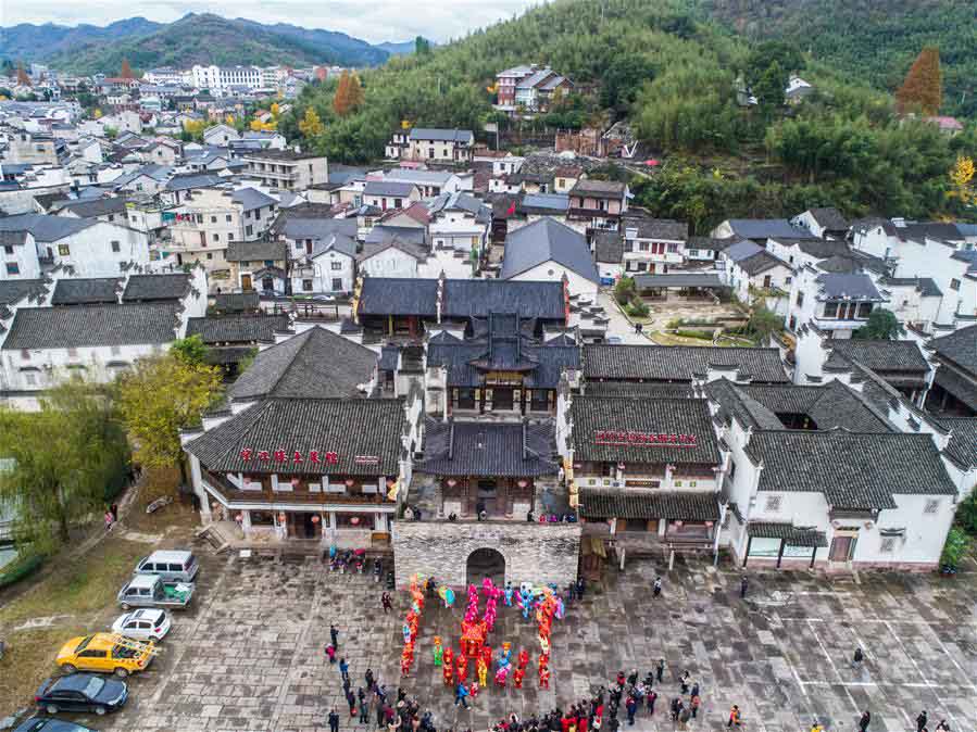 Feira do templo na antiga vila Heqiao em Zhejiang