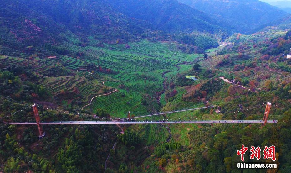 Panorama aéreo da ponte Leixin em Jiangxi