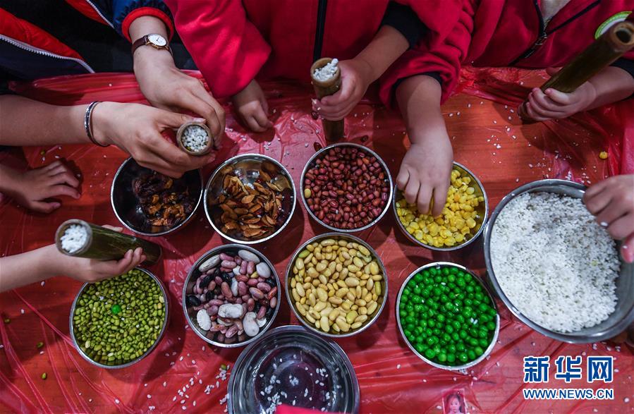 Crian?as confecionam iguarias tradicionais para receber termo solar “Xiaoxue” em Zhejiang