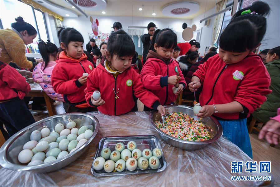 Crian?as confecionam iguarias tradicionais para receber termo solar “Xiaoxue” em Zhejiang