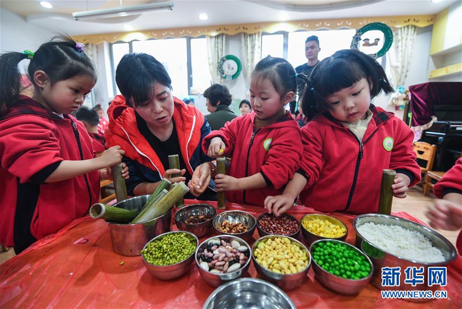 Crian?as confecionam iguarias tradicionais para receber termo solar “Xiaoxue” em Zhejiang